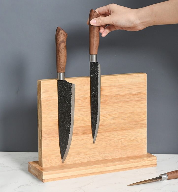 Knivholder i massivt træ med magnet – Lys og mørk variant